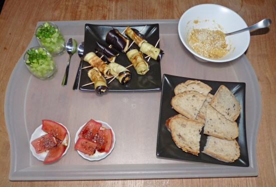 Concombre à la menthe, roulés d'aubergine, tomates marinées et houmous à l’échalote