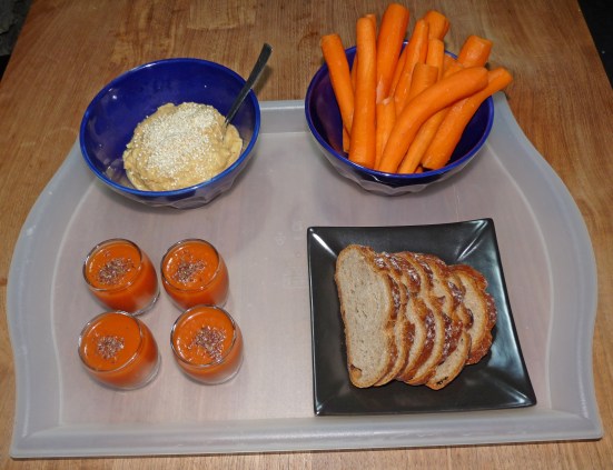 Houmous au citron, carotte, pain bis et gaspacho.