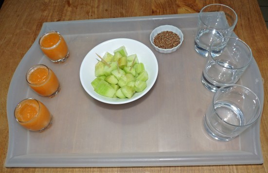 Shots de melon et concombre marinés à tremper dans des graines de lin