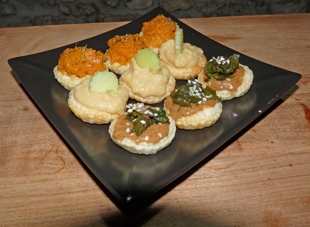 Canapés feuilletés de patate douce, houmous-concombre et purée d'amandes-feuilles de blettes