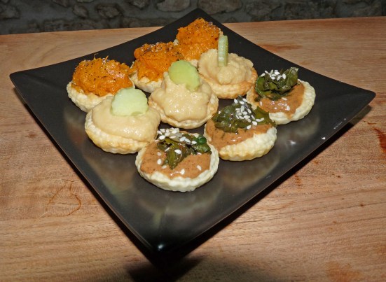 Canapés feuilletés de patate douce, houmous-concombre et purée d'amandes-feuilles de blettes Canapés feuilletés de patate douce, houmous-concombre et purée d'amandes-feuilles de blettes