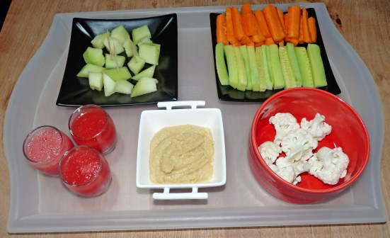 Shot de pastèque, assiette de melon, houmous et légumes à tremper