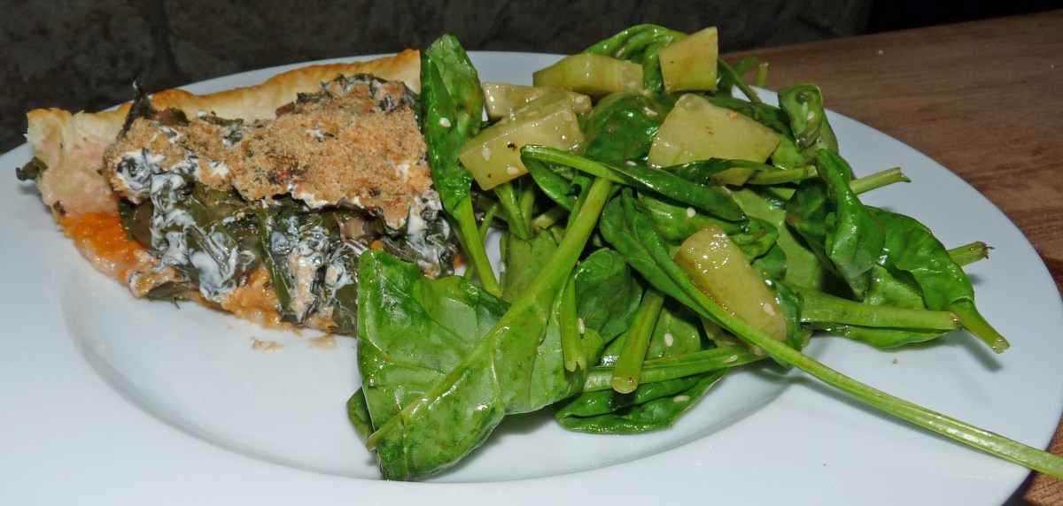 Tarte aux blettes et à la patate douce et salade d'épinards au concombre et sésame
