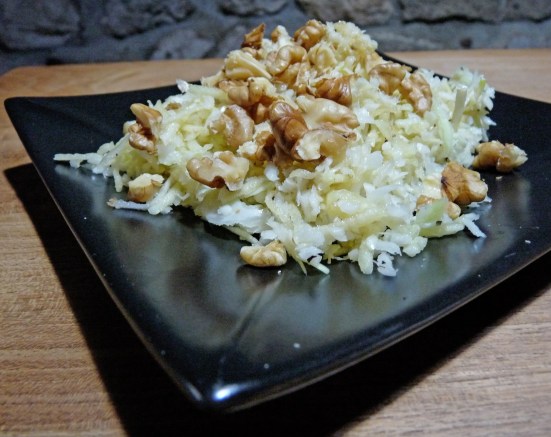 Salade de choux râpé, pomme râpée et noix