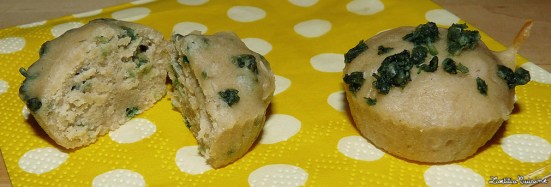 Muffins nature aux flocons d'avoine colorés (A droite incorporés à la pâte et à gauche sur le dessus uniquement)