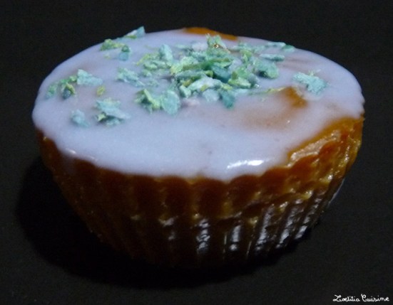 Cupcake décoré à la noix-de-coco colorée