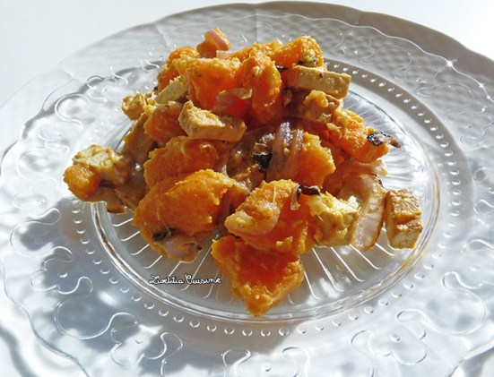 Poêlée de patates douces, oignons rouges et tofu fumé