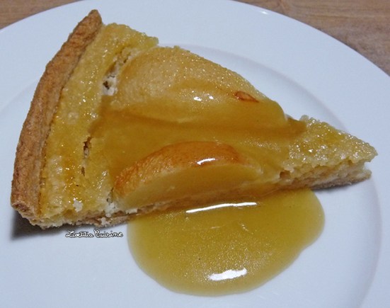 Tarte amandine aux poires et sauce caramel