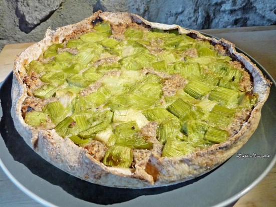 Tarte à la rhubarbe et noisettes