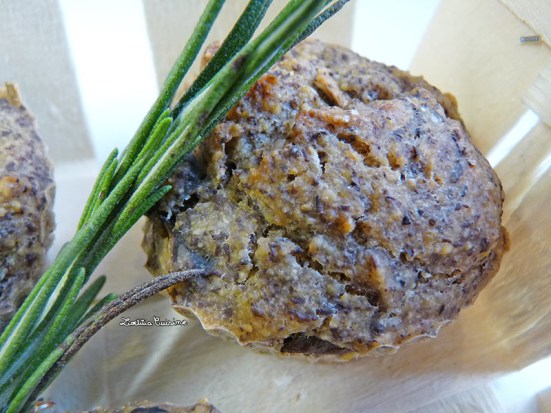 Muffins salés à la farine de lentilles vertes, aux champignons et au romarin