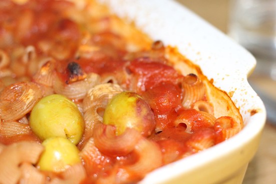 Cornettes à l’épeautre (cuisson 5 à 10 minutes), lentilles corail, sauce tomate et olives farcies aux amandes