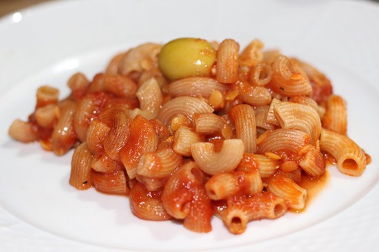 Cornettes à l’épeautre, lentilles corail, sauce tomate et olives farcies aux amandes
