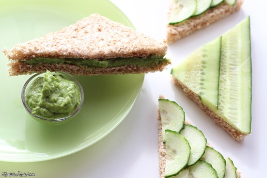 Tartines de concombre à la crème d'avocat-roquette