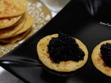 Blinis aux cacahuètes légèrement citronnés au caviar végétal&nbsp;(vegan)