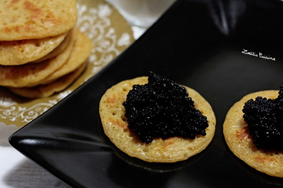 Blinis aux cacahuètes légèrement citronnés au caviar végétal