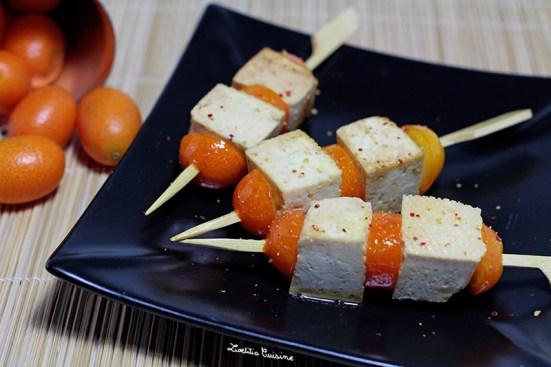 Brochettes de tofu laqué aux kumquats et citron vert