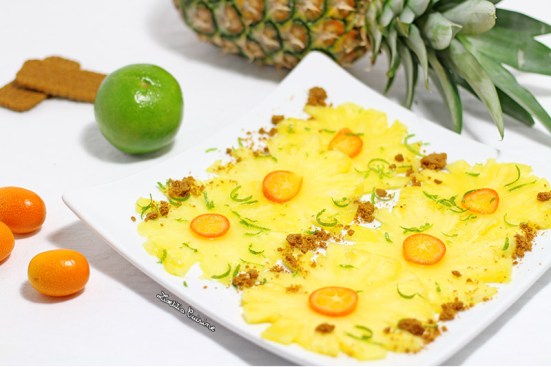 Carpaccio d'ananas aux kumquats, zeste de citron vert et spéculoos