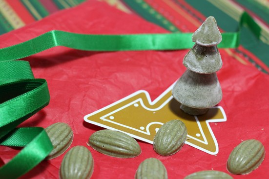 Sapin de noël en chocolat blanc et thé matcha