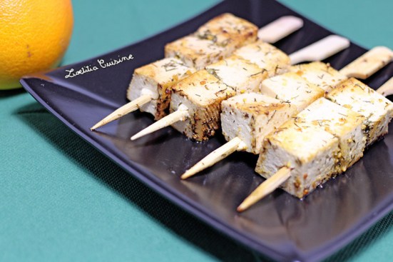 Brochettes de tofu à l'aneth et à la poudre d'orange