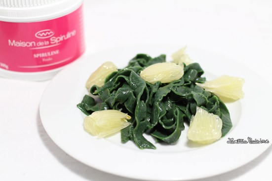 Tagliatelles à la spiruline maison et pomélo blanc