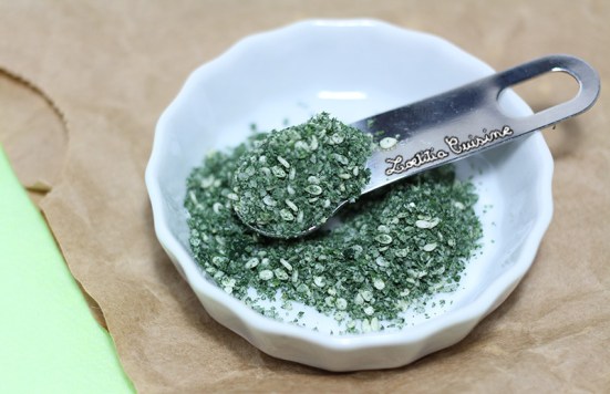 Gomasio maison à l'ail des ours et spiruline