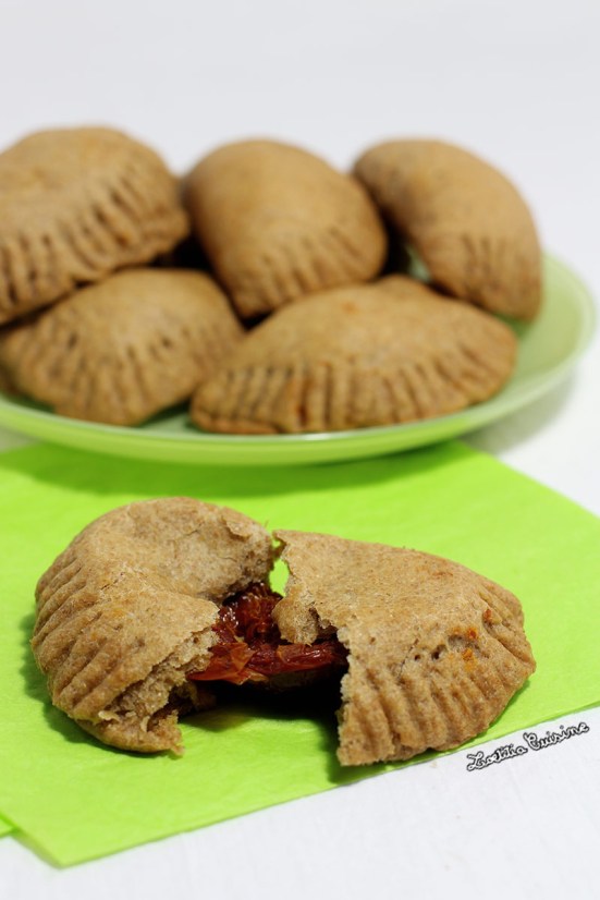 Petits chaussons briochés aux tomates séchées
