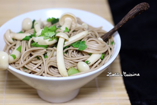 Nouilles soba aux champignons shimeji