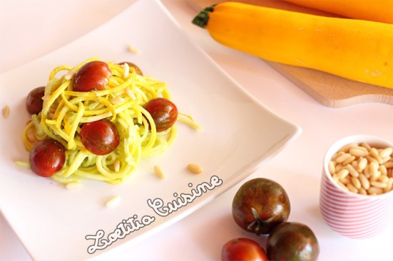 Spaghetti de courgette jaune sauce avocat et citron vert