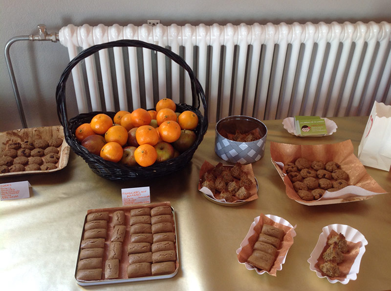 Buffet de douceurs véganes et sans gluten pour une après-midi yoga à la lumières des chandelles