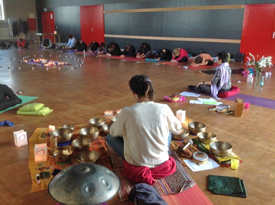 Après-midi yoga à la lumières des chandelles