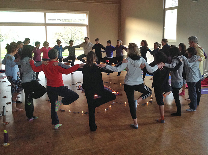 Après-midi yoga à la lumières des chandelles