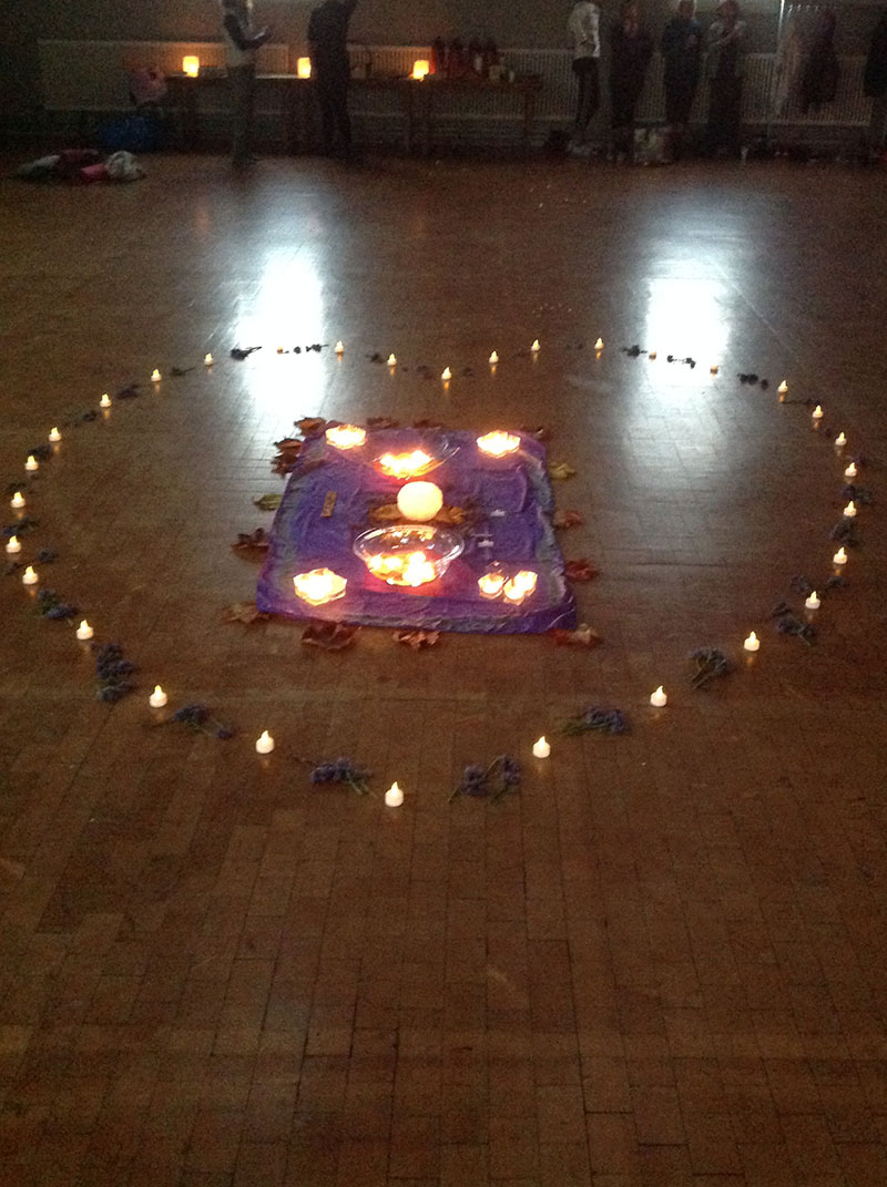 Après-midi yoga à la lumières des chandelles