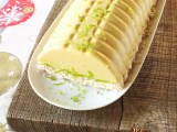 Bûche de noël végane crue à la mousse d&rsquo;ananas et citron vert sur craquant de coco {option mangue&nbsp;possible}