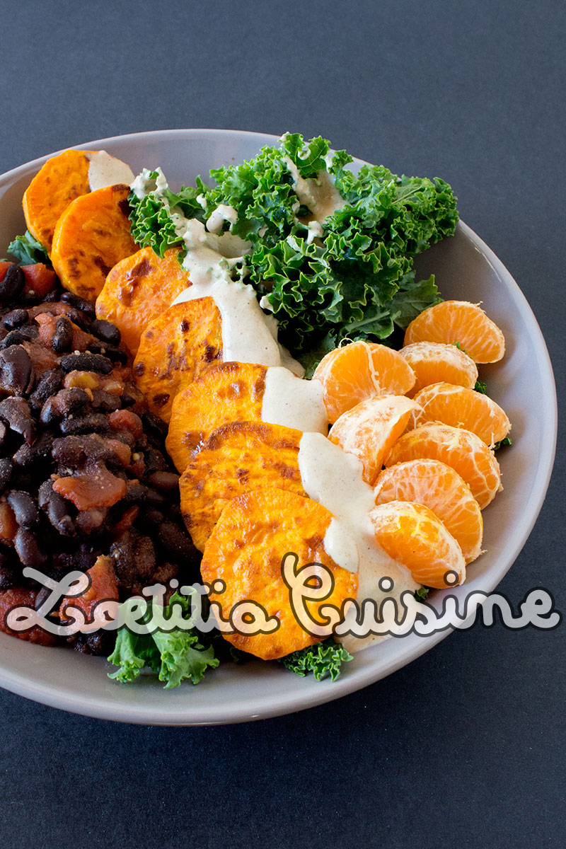 Veggie bowl {Kale, haricots noirs, patates douces, clémentines, sauce tahini}