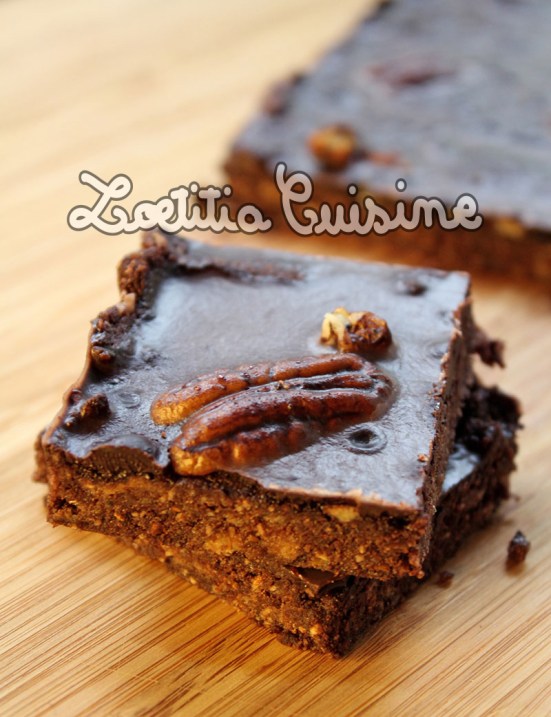 Brownie cru sur planche à découper