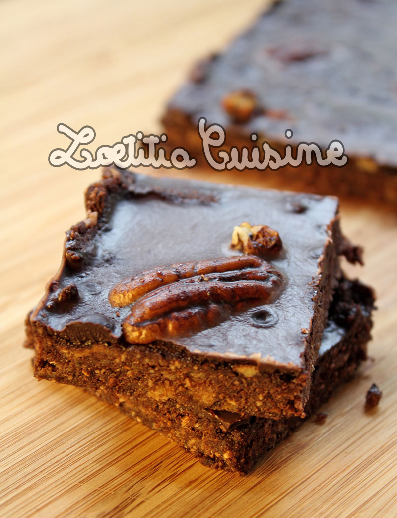 Brownie cru sur planche à découper